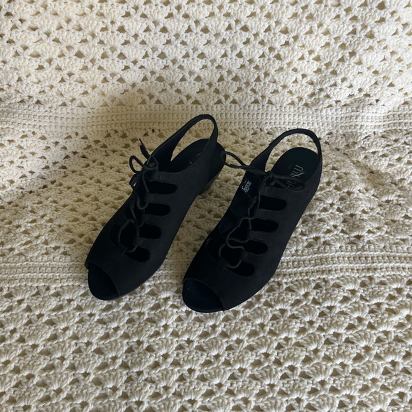 Munro | NIB | Jillie Black Nubuck Cutout Lace Up Heels | sz 9M - Picture 3 of 7